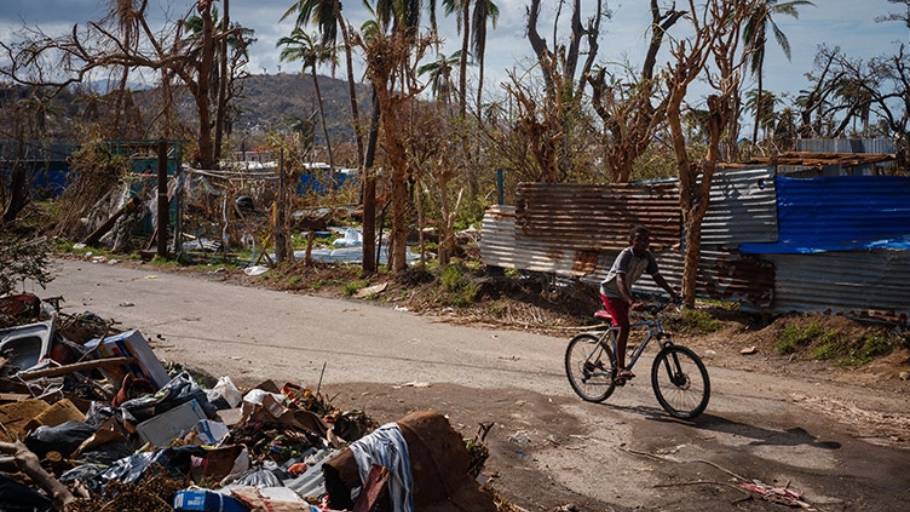 Jeune à vélo à Mayotte après le passage du cyclone