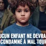 Un petit garçon d'environ 4 ans est menotté dans un tribunal. On voit derrière lui le public un peu flouté. Texte : Aucun enfant ne devrait être condamné à mal tourner. Apprentis d'Auteuil soutient chaque année 40 000 jeunes en difficulté pour qu'ils puissent se bâtir un avenir meilleur. Faites un don sur www.apprentis-auteuil.org